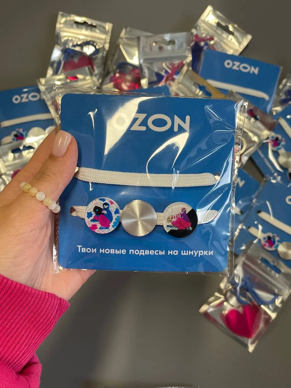 Подвесы на шнурки в синей фирменной упаковке Ozon