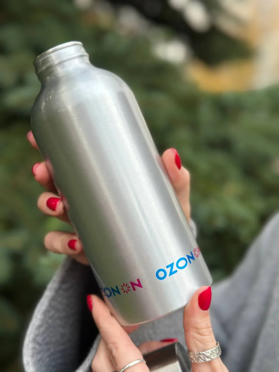 Металлическая бутылка с сине-розовым логотипом Ozon