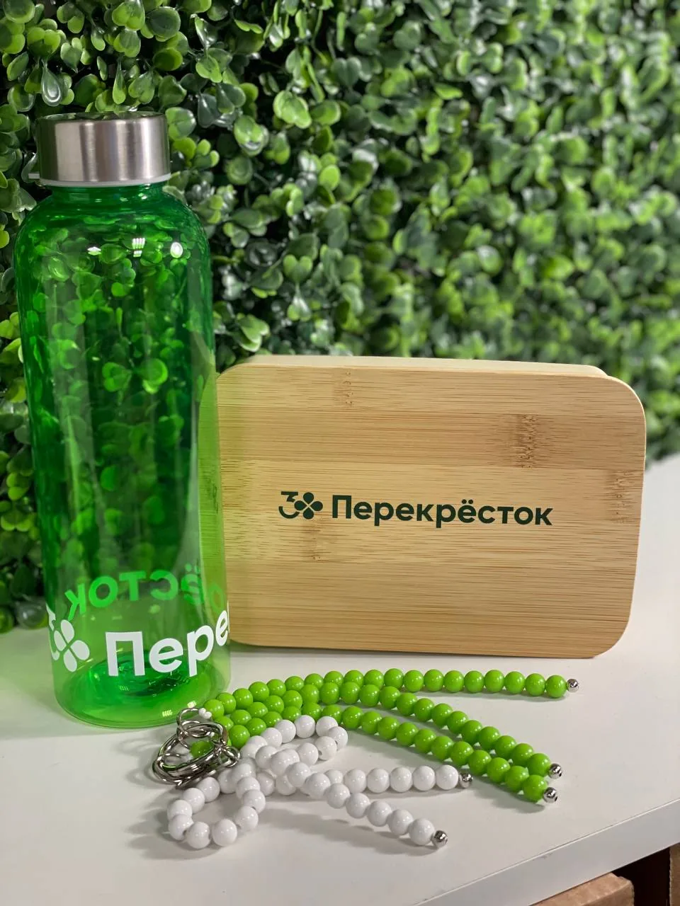 Зелёная бутылка, деревянный ланчбокс с логотипом и обвесы из бусин